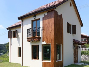 Moderný úsporný dom môže byť z dreva aj tradičného materiálu