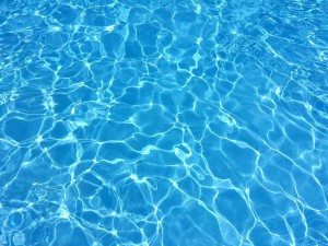 Aby bola voda v bazéne čistá, treba sa o ňu pravidelne starať