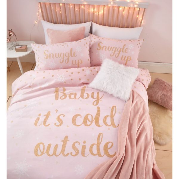 Ružové obliečky s potlačou „Baby It ‚Cold Outside“ Catherine Lansfield, 135 x 200 cm