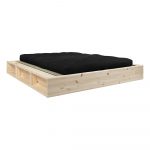 Dvojlôžková posteľ z masívneho dreva s čiernym futonom Double Latex a tatami Karup Design, 140 x 200 cm