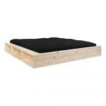 Dvojlôžková posteľ z masívneho dreva s úložným priestorom a čiernym futonom Comfort Karup Design, 160 x 200 cm