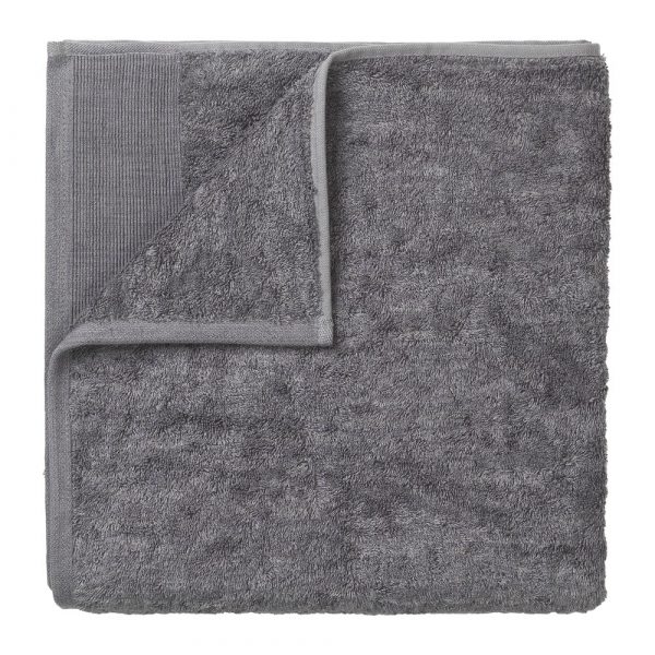 Tmavosivý bavlnený uterák Blomus, 100 x 50 cm